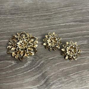 Vintage 1960s Sarah Coventry Floral Starburst Gold Tone Pin & Clip-On Earrings